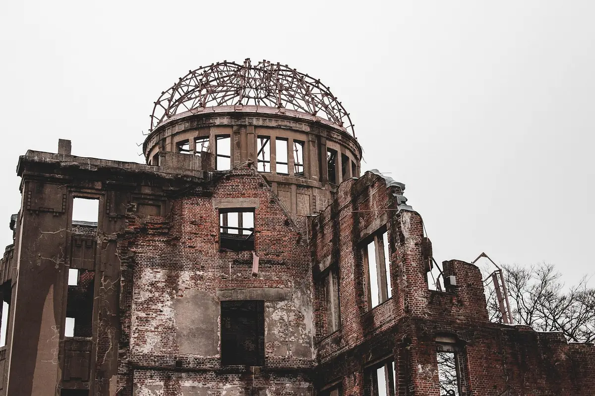 quem lançou a bomba de hiroshima